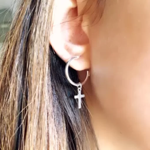 pendientes de aro con cruz colgante